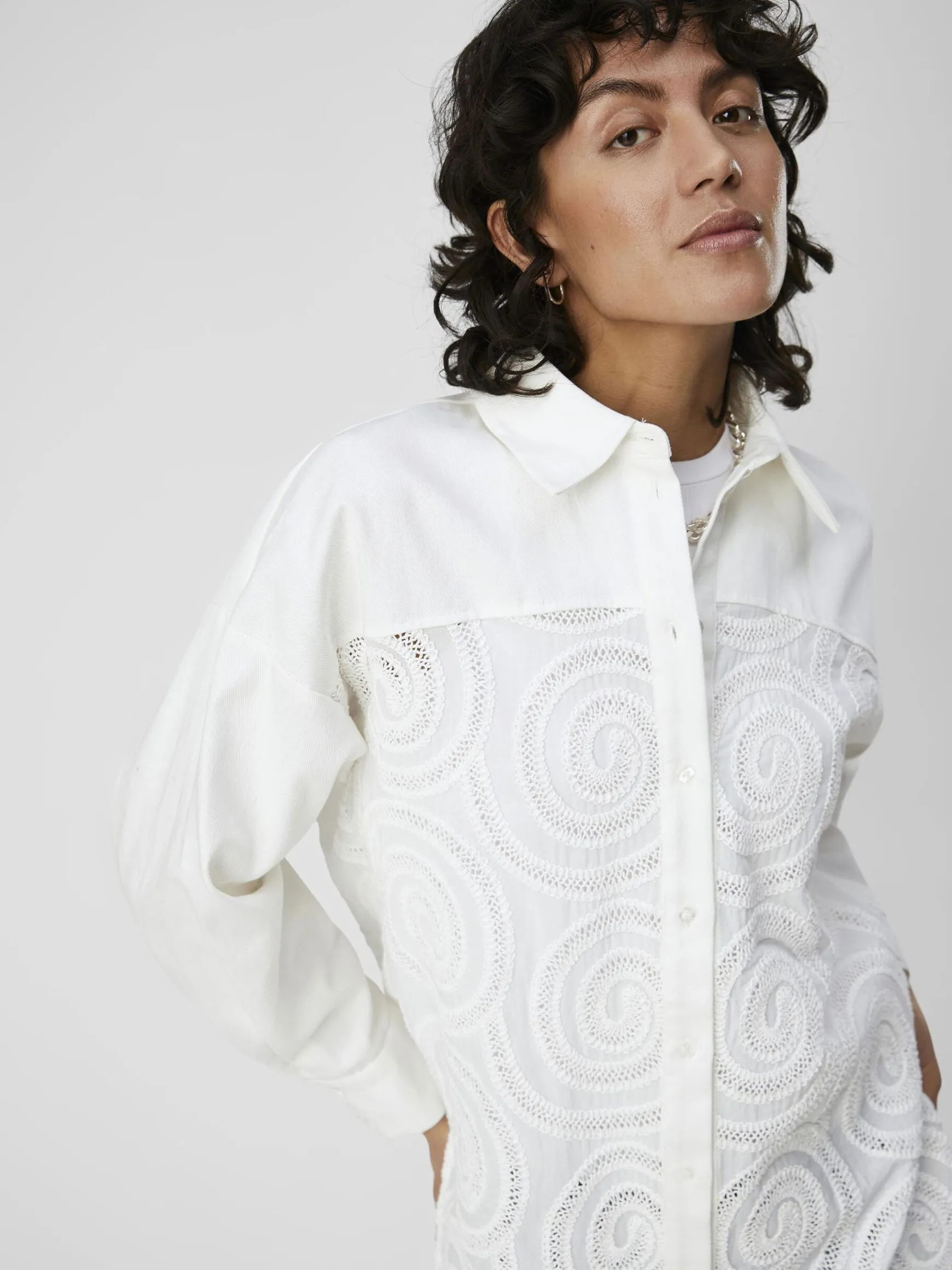 Dame OBJECT BRODERET SKJORTE